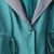 as安都2013秋新款女装韩版开领腰节抽绳带帽九分袖风衣9366201(蓝绿色 S)第5张高清大图