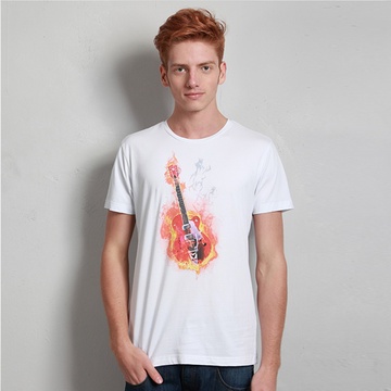 一伙人香港潮牌 个性男士吉他印花t恤短袖 火焰吉他印花图案t恤(白色)
